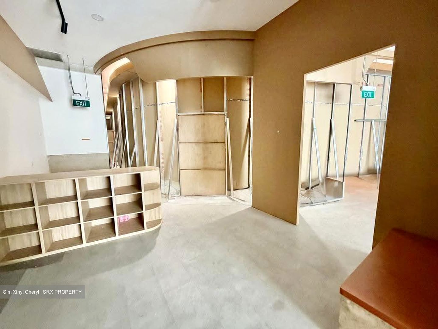 111 Somerset (D9), Retail #633704431